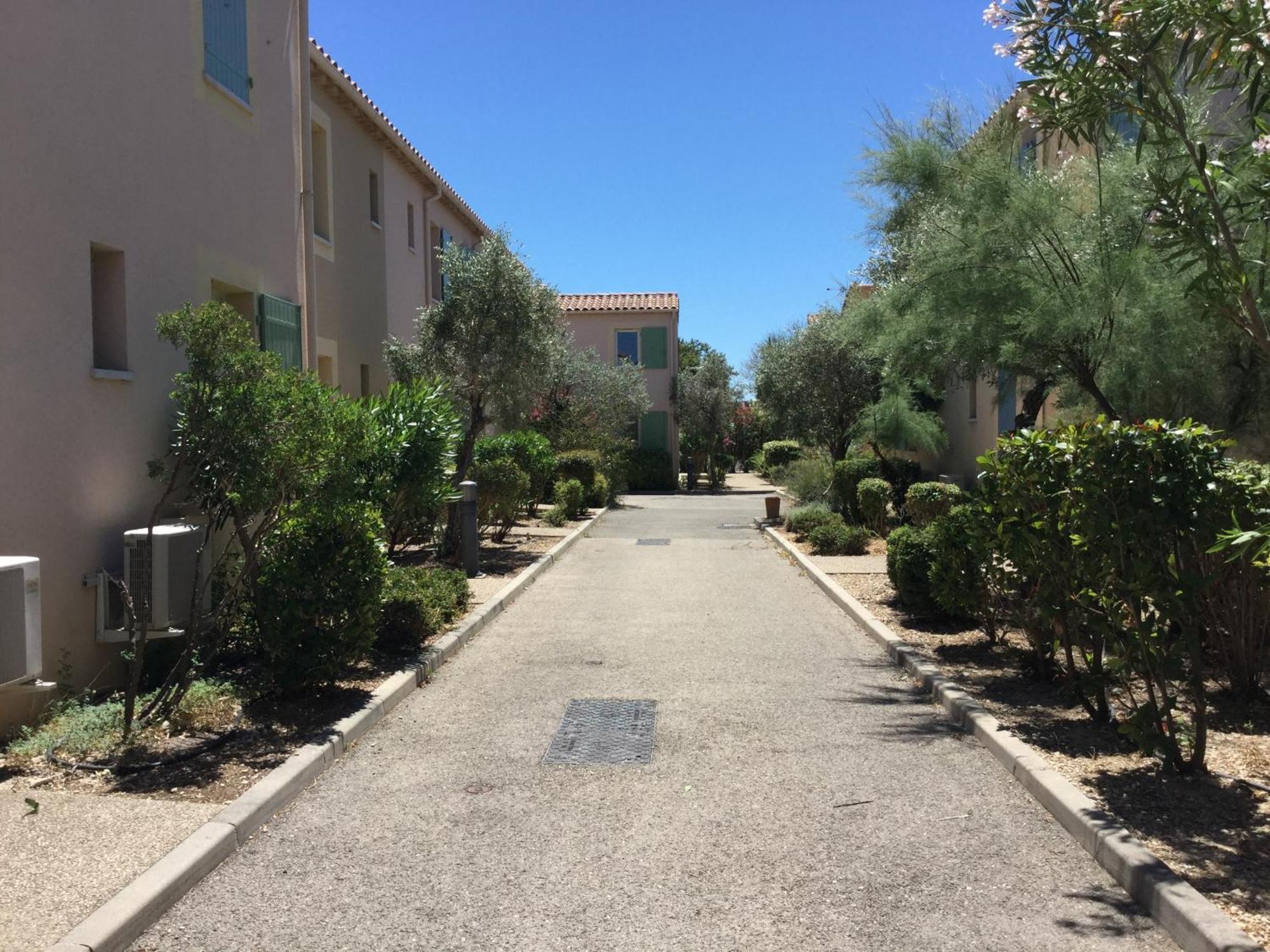 Gîte de charme entièrement rénové avec piscine collective dans Résidence Vacances en plein cœur des Alpilles, dans le village de Mouriès, à deux pas des commerces. LS1-362 ESTIAVO Exterior foto